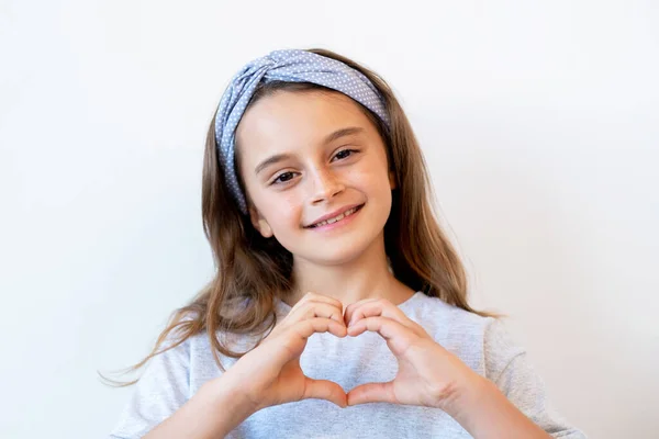 Criança de apoio amor sinal menina feliz gesto do coração — Fotografia de Stock