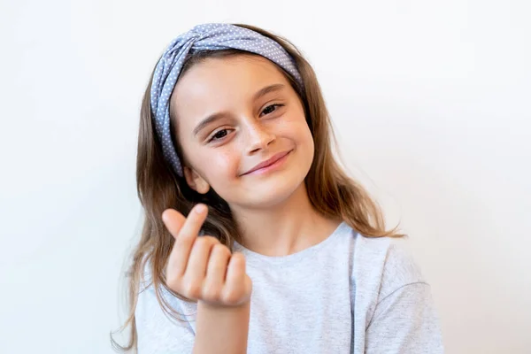 Criança de apoio bonito menina dedo gesto do coração — Fotografia de Stock