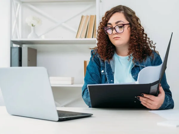 Trabajo de oficina mujer inteligente datos del administrador de cuentas — Foto de Stock