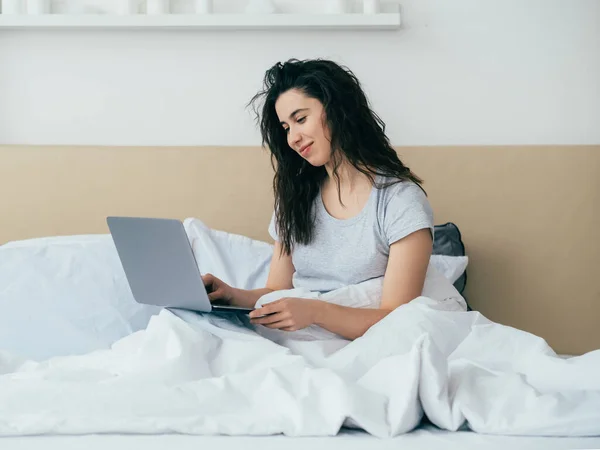 Ochtendchat online communicatie vrouw laptop bed — Stockfoto