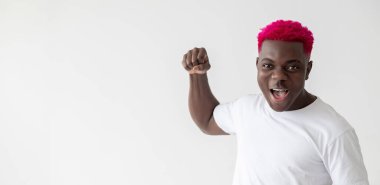 Öfkeli adam güç gösterisi yapıyor.