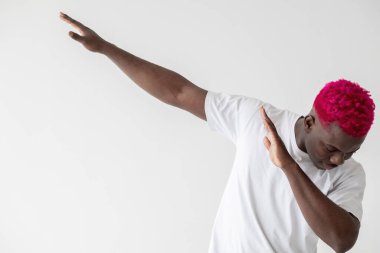 Dans eden siyah adam DAB jesti kazandı.