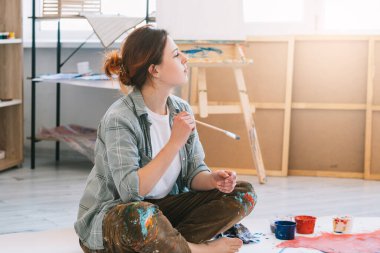 resim sanatçısı yaşam tarzı ilham verici bir kadın.