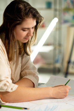 resim kadın sanat okulu tasarım projesi yaratıcı