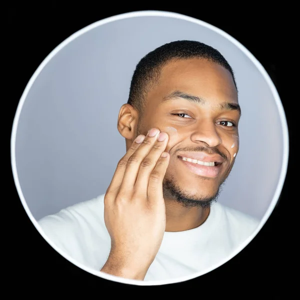 Homem cuidados da pele produto cosmético aplicando creme facial — Fotografia de Stock