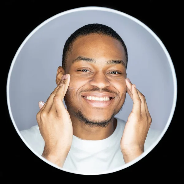 Mann Gesichtspflege Haut feuchtigkeitsspendende afrikanische Gesicht — Stockfoto