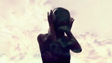 Çift pozlu siluet kadın sisin içinde dans ediyor.