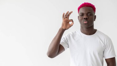 Tatmin olmuş siyah adam Tamam jest desteği teşvik