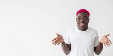 Kafası karışmış siyah adam dikkatsiz davranışlar heplless