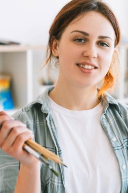 Ressam portresi mutlu gülümseyen kadın hobisi