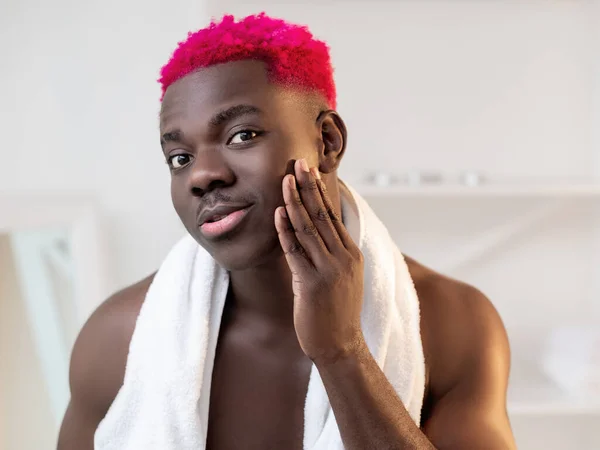 Gezichtsbehandeling stijlvolle zwarte man hygiëne — Stockfoto