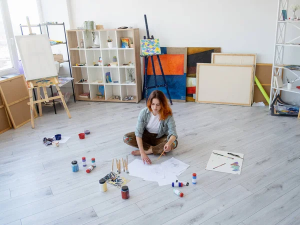 Pintura arte artista mujer dibujo en estudio de luz —  Fotos de Stock