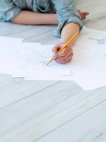 Drawing art woman artist sketching with pencil — Stock Photo, Image