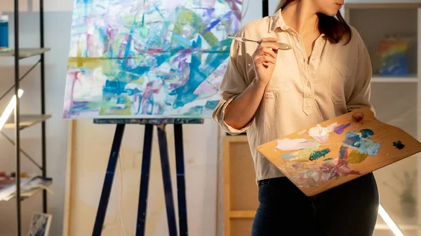 Kobieta malarz grzywny sztuka szkoła abstrakcyjny grafika — Zdjęcie stockowe