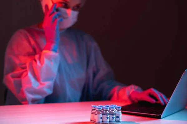 Covid-19 εμβόλιο σε απευθείας σύνδεση ερευνητής επιστήμονας που εργάζονται — Φωτογραφία Αρχείου