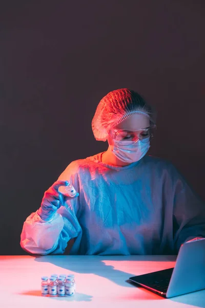 Вакцина ковад-19 цифровий рекорд науковця ноутбук — стокове фото