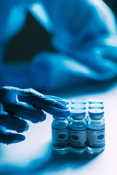 Дослідження вакцини ковід-19 вчений доза флаконів для рук — стокове фото