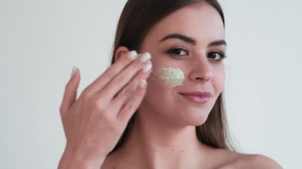 Viso skincare donna applicare agrumi calce maschera — Video Stock