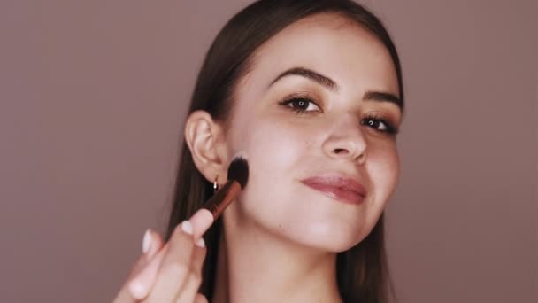 Maquillaje natural mujer satisfecha usando cepillo facial — Vídeo de stock