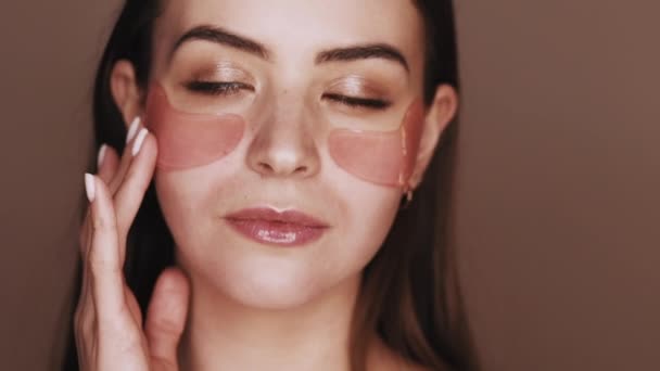 Cuidado facial mujer con parches de colágeno bajo los ojos — Vídeos de Stock