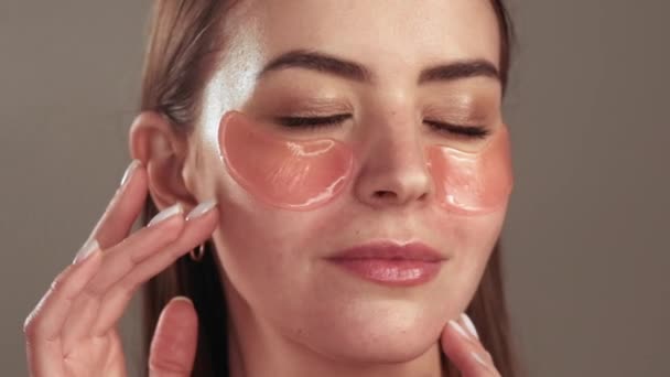 Huidverzorging ontspannen vrouw met hydrogel ooglapjes — Stockvideo