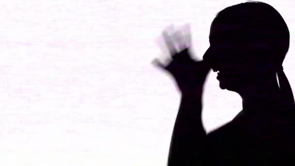 Dubbele blootstelling silhouet branden furieuze vrouw — Stockvideo