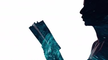 Çift pozlama siluet kıvılcım kız kitap okuyor