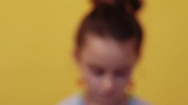Smutny dzieciak dziewczyna twarz z fake piegi zestaw 2 — Wideo stockowe