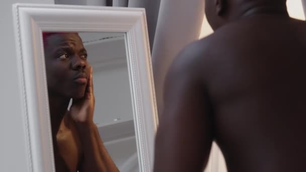 Утренний рутинный хипстер черный мужчина мужской шарм — стоковое видео