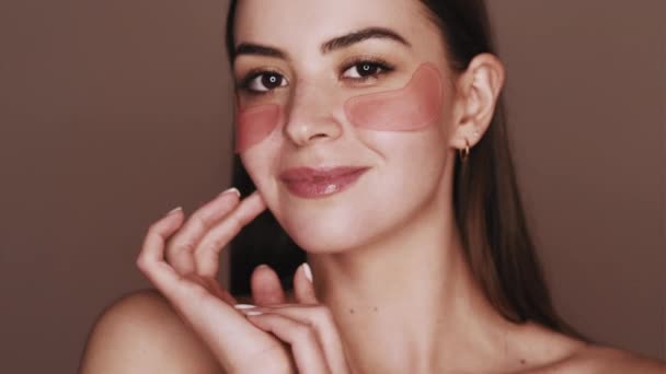 Догляд за шкірою обличчя жінка з плямами очей — стокове відео