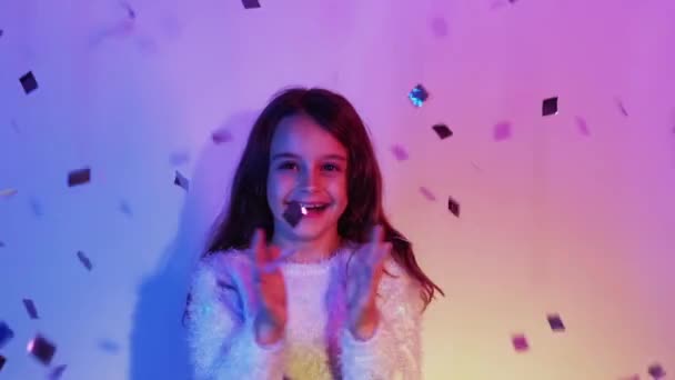 Niña fiesta sorpresa chica en confeti luz de neón — Vídeo de stock
