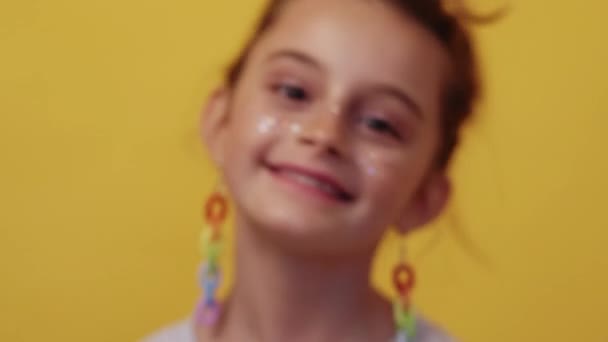 Dziecko moda dziewczyna twarz z brokat piegi zestaw 2 — Wideo stockowe