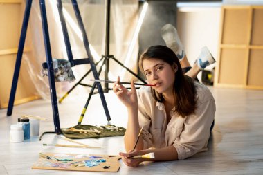 Güzel sanatlar okulunda kadın sanatçı yaratıcı süreç