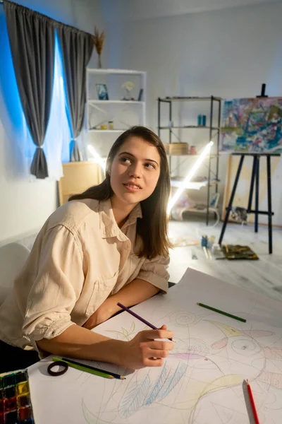 Artystyczne studio inspirowane kobieta rysunek lekcji — Zdjęcie stockowe