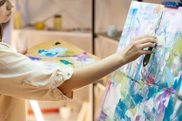 Pittura donna arte processo astratto opere d'arte hobby — Foto Stock