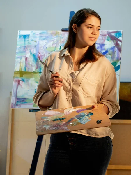 Καλλιτεχνική διαδικασία ζωγραφικής γυναίκα δημιουργώντας έργο τέχνης — Φωτογραφία Αρχείου