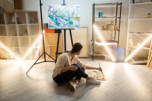 Mujer pintor proceso de creación escuela de bellas artes — Foto de Stock