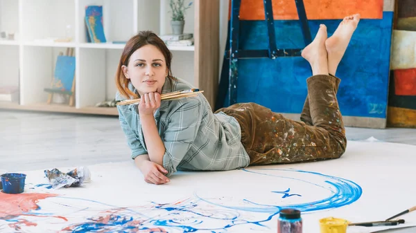 Artista estilo de vida arte moderna pintura hobby mulher — Fotografia de Stock