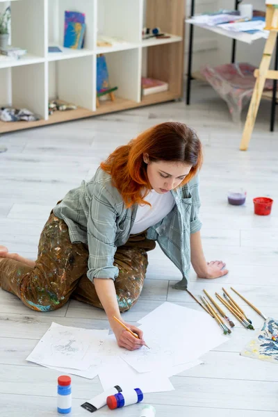 Artist lifestyle drawing hobby woman sketching — Stock Photo, Image