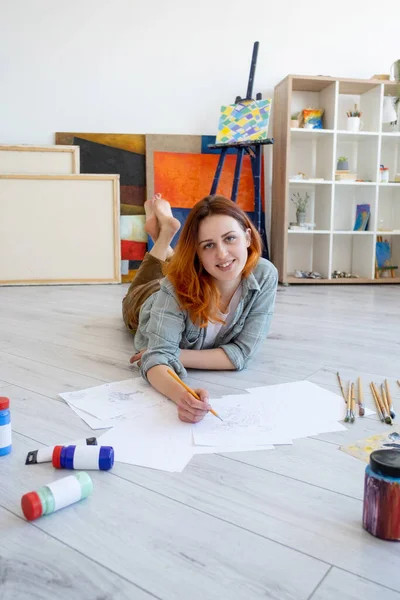 Malarstwo hobby rysunek sztuka kobieta szkicowanie studio — Zdjęcie stockowe