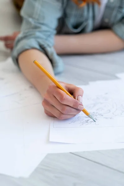 Sztuka klasa rysunek umiejętności ręka szkicowanie z ołówkiem — Zdjęcie stockowe