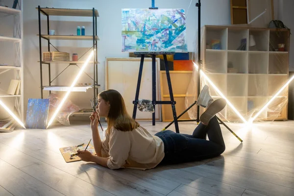 Artista mujer estudio de arte proceso de pintura abstracto — Foto de Stock