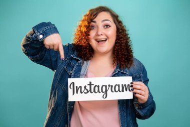 Instagram uygulamalı kadın sembol simgesi tutuyor