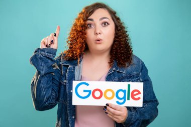 Google 'da sembol simgesi tutan kadını göster