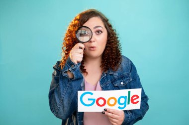 Google 'da arama yapan kadının sembol simgesini göster