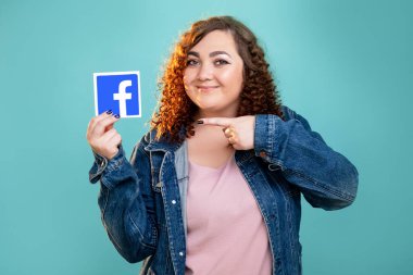 Facebook ikonu kadın elinde kağıt sembolü tutuyor