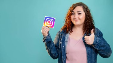 Instagram simgesi kadın başparmağını gösteriyor