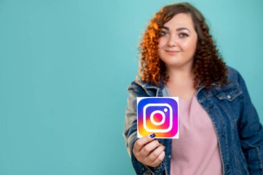 Kağıt sembol tutan instagram ikonu kadın