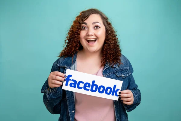 Facebook aplicación mujer celebración icono de símbolo —  Fotos de Stock