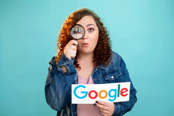 Google búsqueda mujer sosteniendo icono de símbolo apuntando —  Fotos de Stock